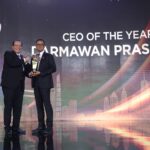 Direktur Utama PLN, Darmawan Prasodjo (kanan) kembali menerima penghargaan sebagai CEO of The Year dalam ajang CNBC Indonesia Awards 2023. (Foto: PT PLN)