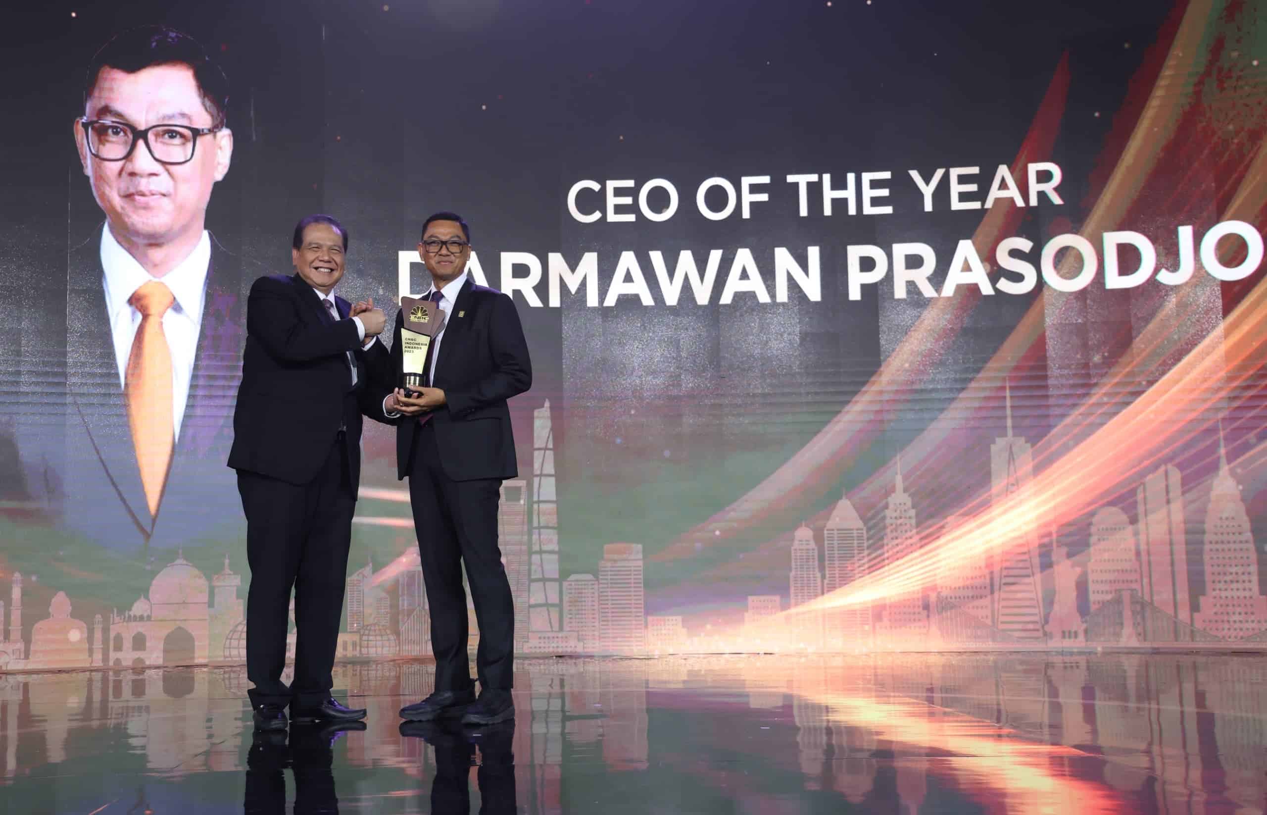 Direktur Utama PLN, Darmawan Prasodjo (kanan) kembali menerima penghargaan sebagai CEO of The Year dalam ajang CNBC Indonesia Awards 2023. (Foto: PT PLN)