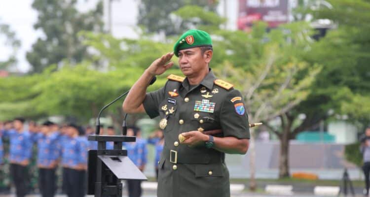 Pangdam XII/Tanjungpura, Mayjen TNI Iwan Setiawan memimpin upacara peringatan Hari Juang TNI Angkatan Darat ke-78 tahun 2023. (Foto: Pendam XII/Tpr)