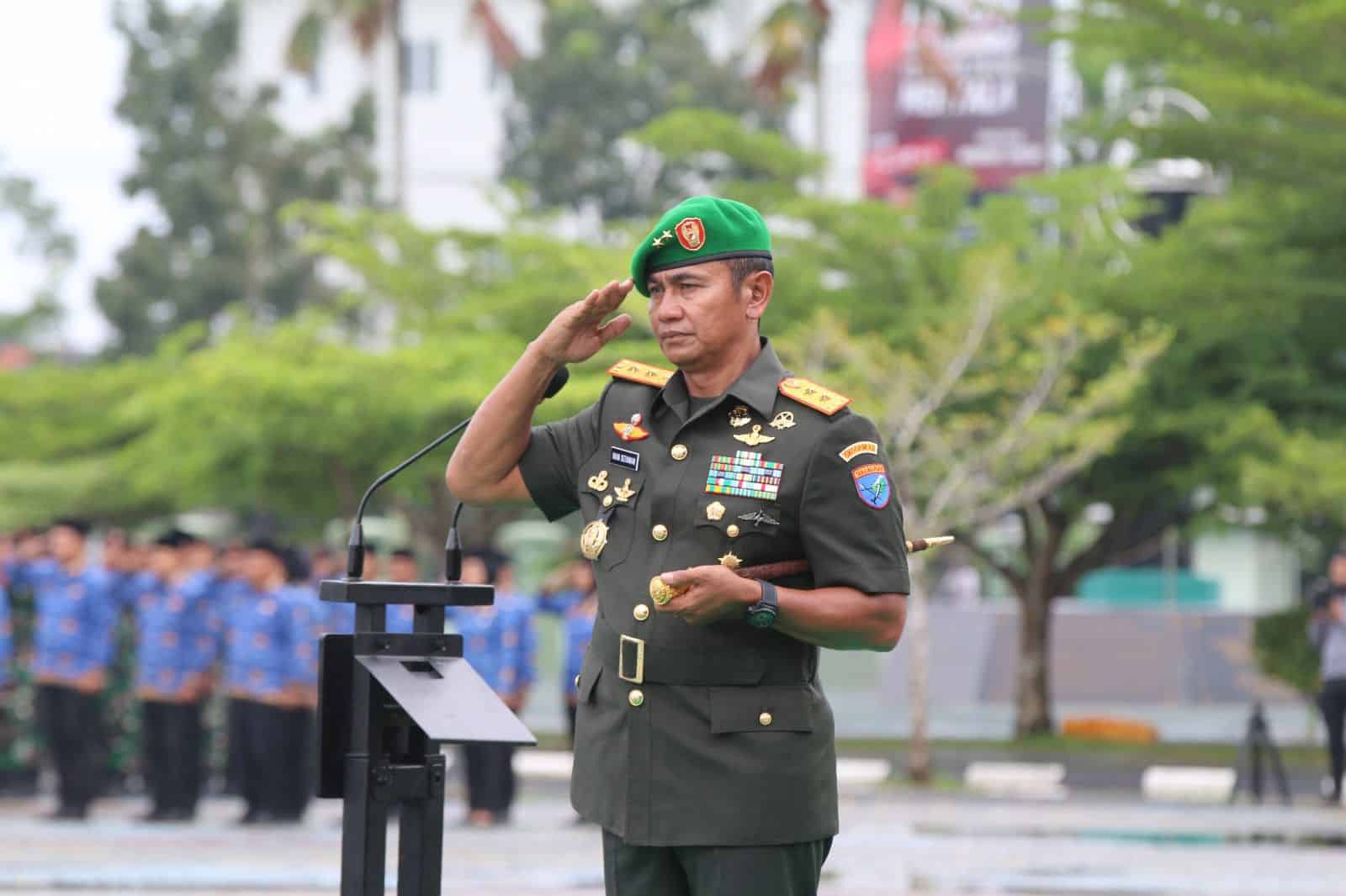 Pangdam XII/Tanjungpura, Mayjen TNI Iwan Setiawan memimpin upacara peringatan Hari Juang TNI Angkatan Darat ke-78 tahun 2023. (Foto: Pendam XII/Tpr)