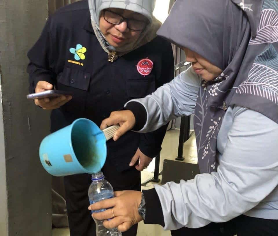Sampel jentik nyamuk yang didapat di toilet Dinkes Sanggau kemudian dibawa tim Kementerian Kesehatan ke Jakarta. (Foto: Istimewa)