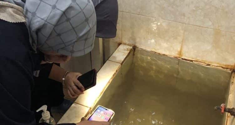 Sampel jentik nyamuk yang didapat di toilet Dinkes Sanggau kemudian dibawa tim Kementerian Kesehatan ke Jakarta. (Foto: Istimewa)