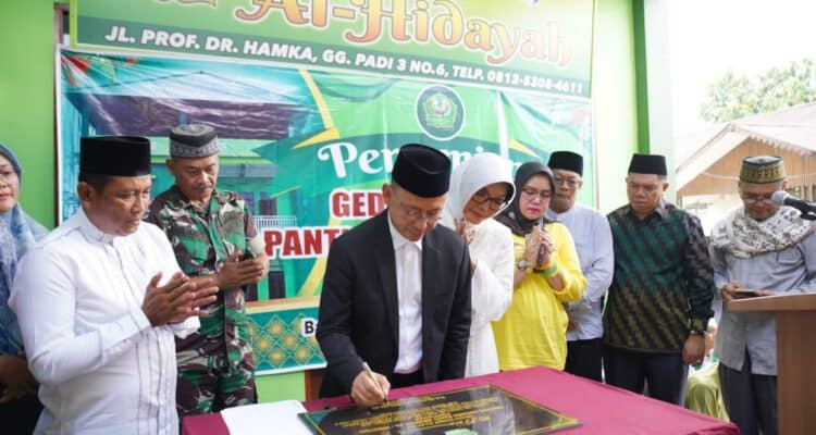 Wali Kota Pontianak, Edi Rusdi Kamtono menandatangani prasasti menandai diresmikannya Gedung Panti Asuhan Al-Hidayah di Gang Padi III. (Foto: Prokopim Pontianak)