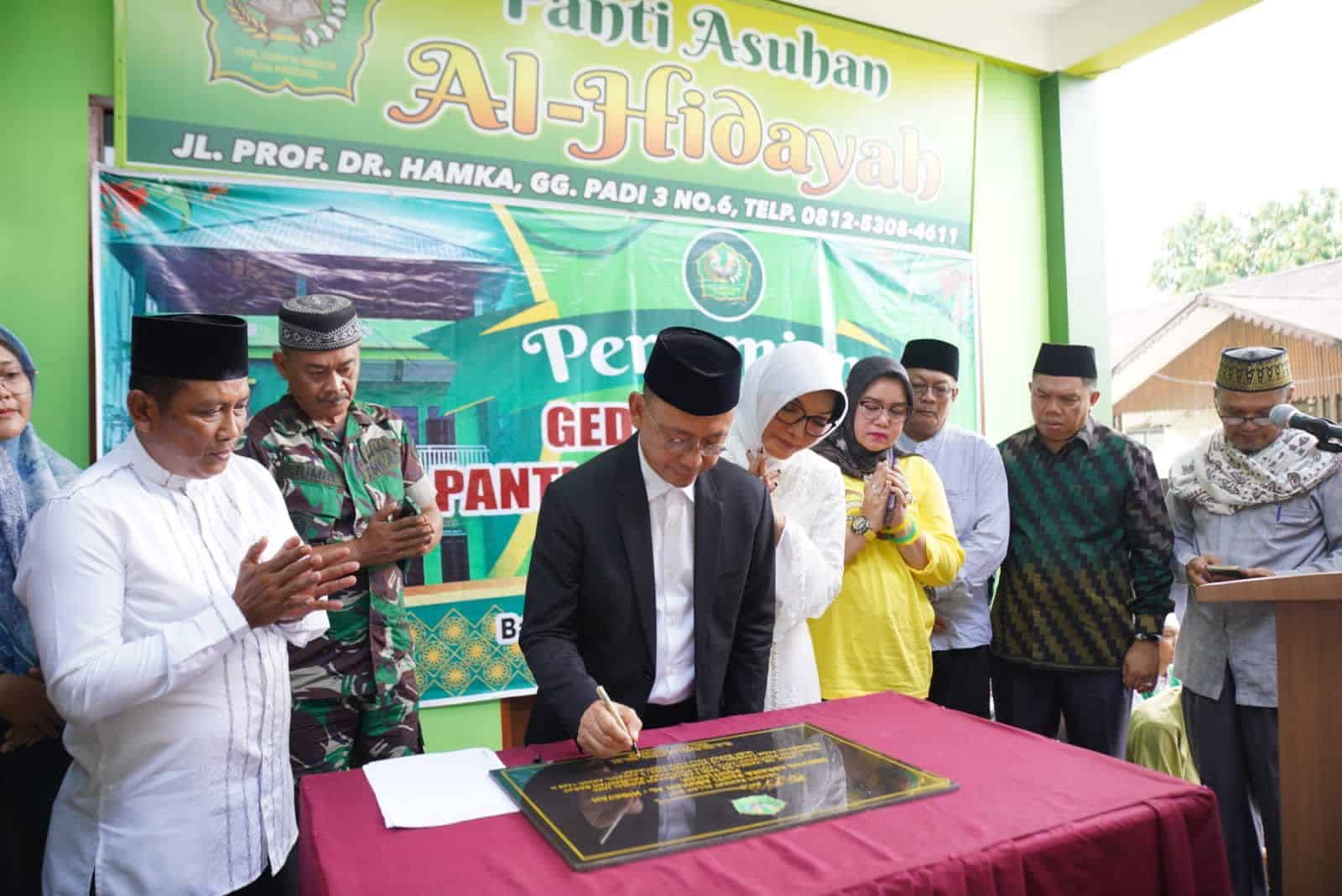 Wali Kota Pontianak, Edi Rusdi Kamtono menandatangani prasasti menandai diresmikannya Gedung Panti Asuhan Al-Hidayah di Gang Padi III. (Foto: Prokopim Pontianak)