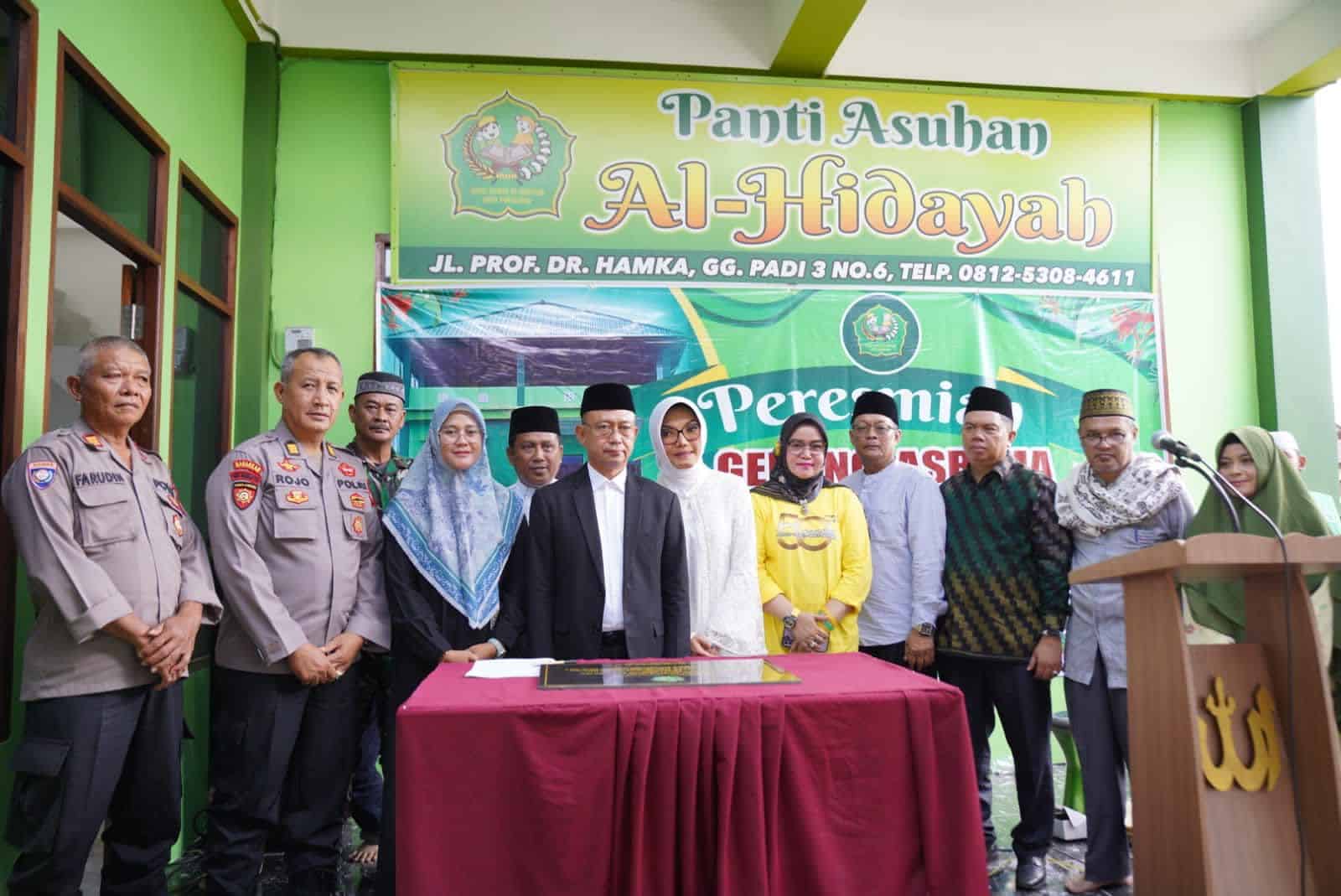Para pengurus Yayasan Panti Asuhan Al Hidayah beserta tamu undangan foto bersama Wali Kota Pontianak, Edi Rusdi Kamtono. (Foto: Prokopim Pontianak)