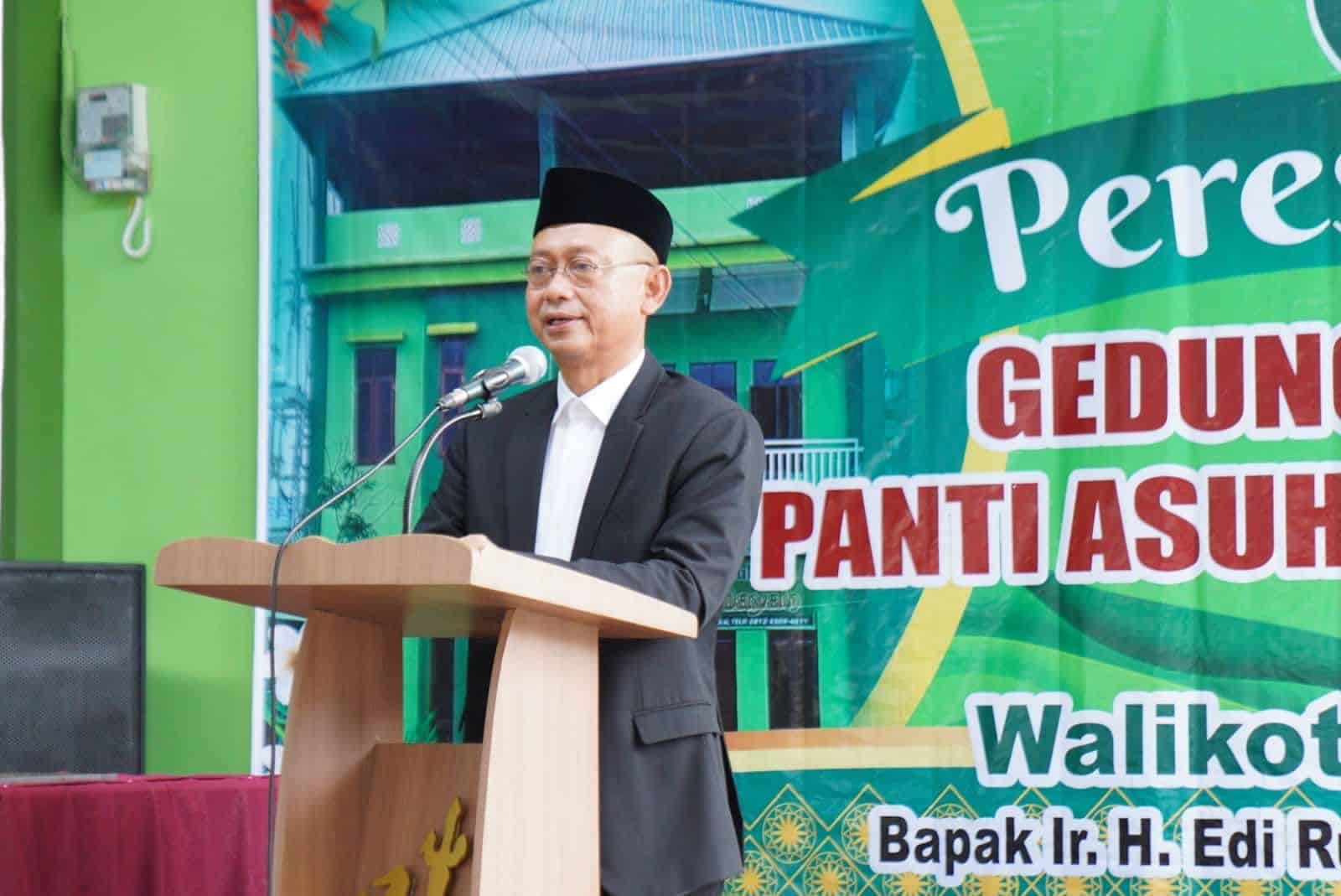 Wali Kota Pontianak, Edi Rusdi Kamtono memberikan sambutan sebelum meresmikan Gedung Panti Asuhan Al-Hidayah di Gang Padi III. (Foto: Prokopim Pontianak)