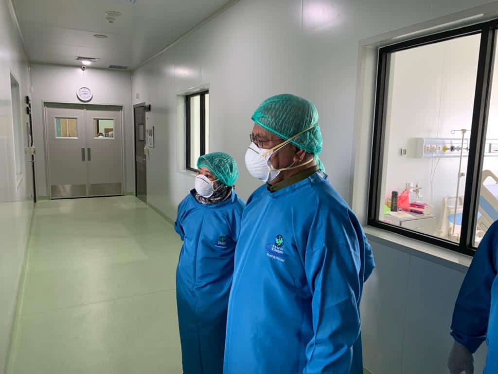 Penjabat (Pj) Gubernur Kalimantan Barat (Kalbar), Harisson meninjau dua pasien Covid-19 yang sedang menjalani perawatan di RSUD dr. Soedarso. (Foto: Jauhari)