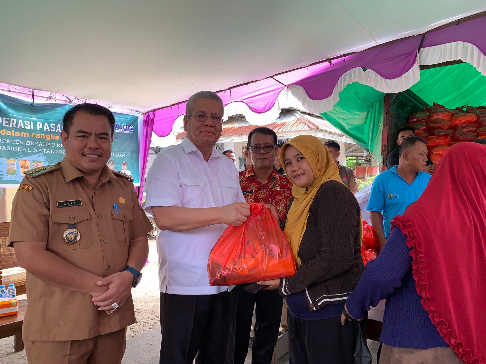 Penjabat (Pj) Gubernur Kalimantan Barat (Kalbar), Harisson bersama Bupati Sekadau, Aron membuka operasi pasar murah di pasar tradisional Flamboyan Kabupaten Sekadau, Senin (18/12/2023). (Foto: Jau/KalbarOnline.com):