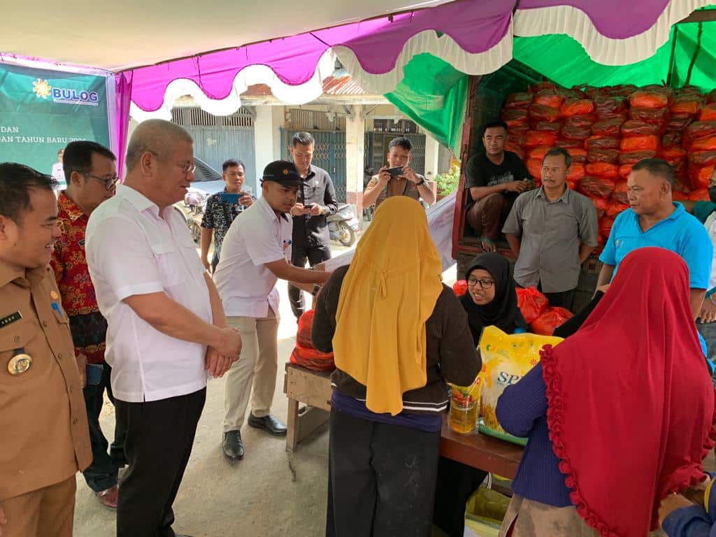 Penjabat (Pj) Gubernur Kalimantan Barat (Kalbar), Harisson bersama Bupati Sekadau, Aron membuka operasi pasar murah di pasar tradisional Flamboyan Kabupaten Sekadau, Senin (18/12/2023). (Foto: Jau/KalbarOnline.com):