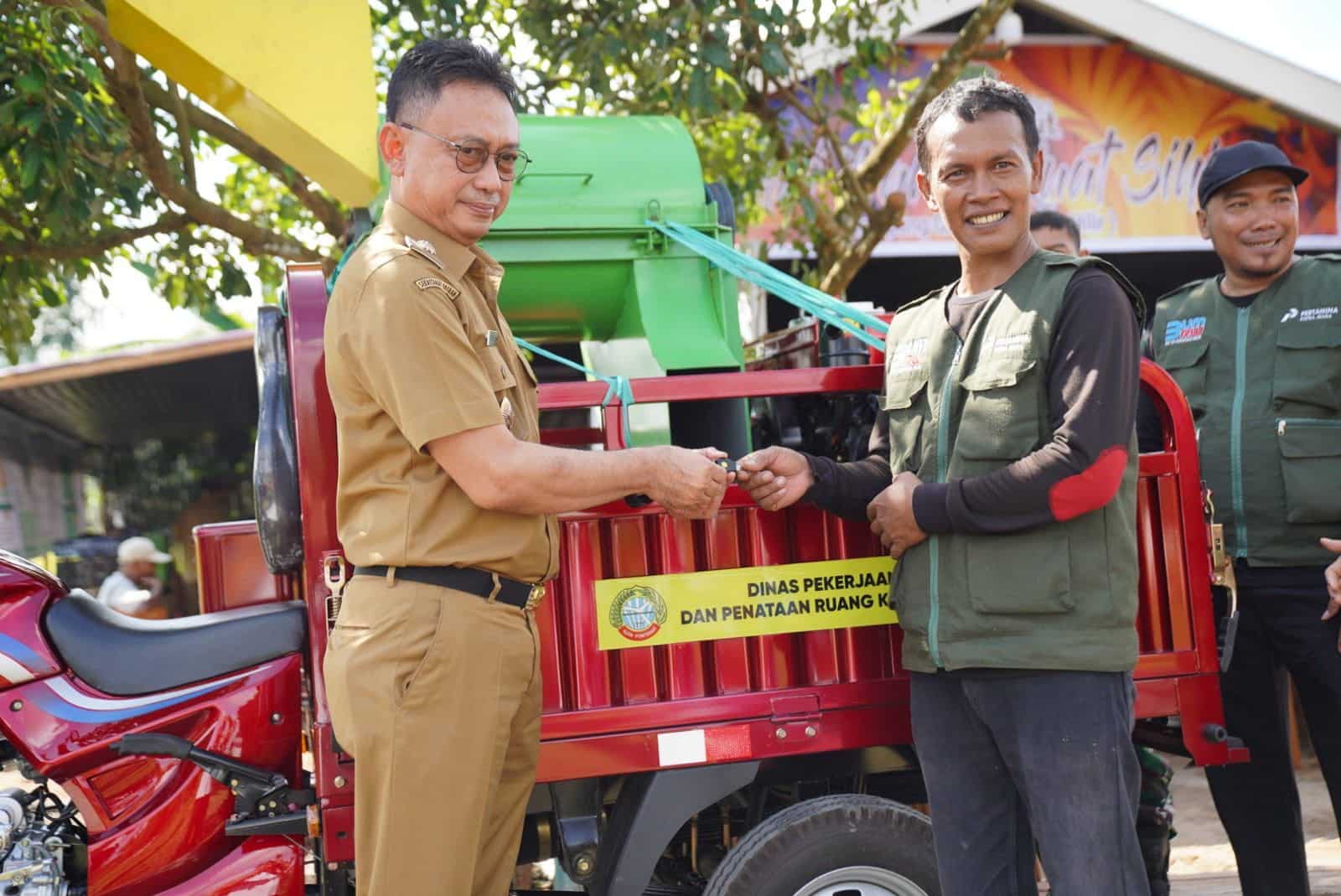 Wali Kota Pontianak , Edi Rusdi Kamtono menyerahkan bantuan alat pertanian kepada Ketua BUMRW 33. (Foto: Prokopim Pontianak)