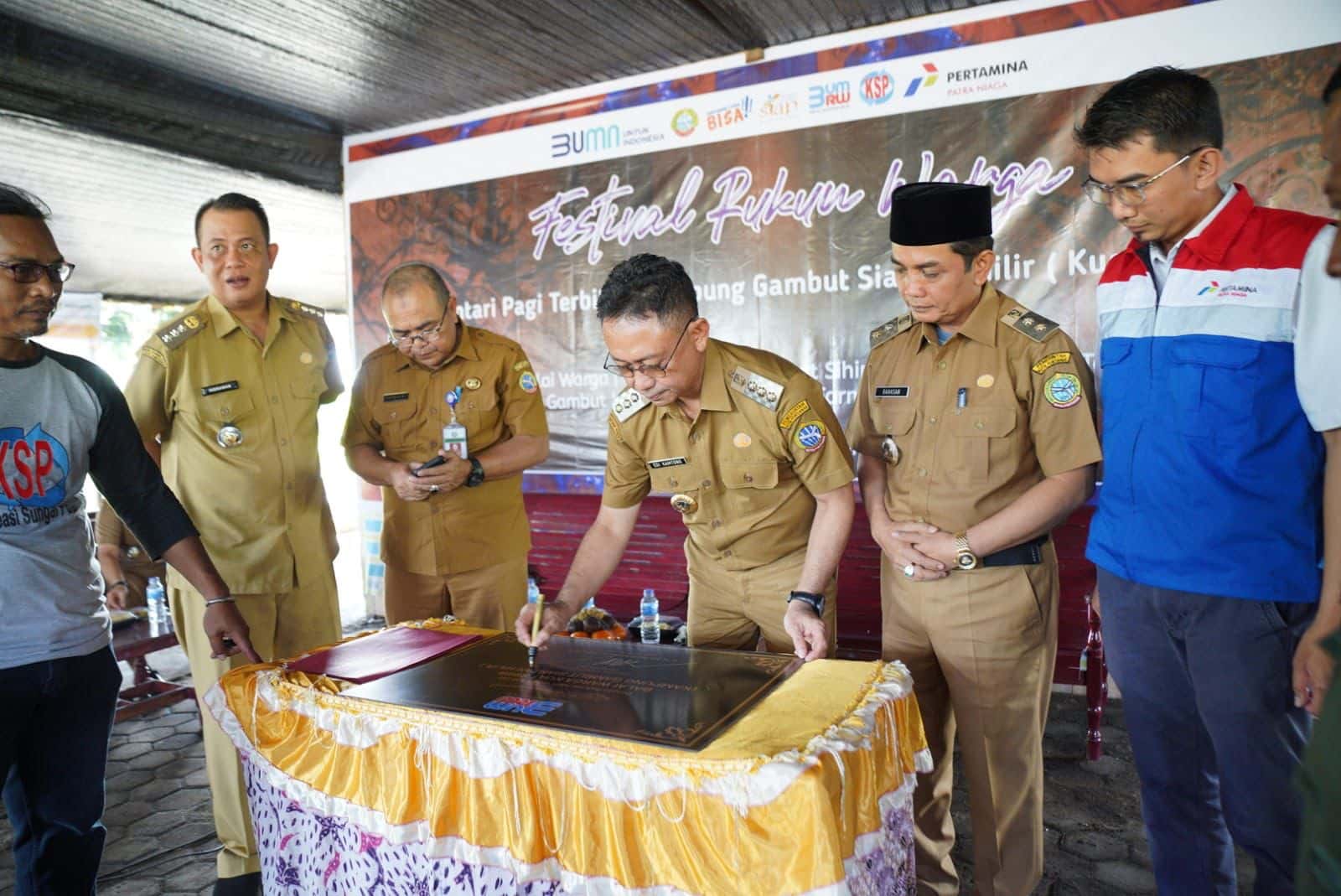 Wali Kota Pontianak, Edi Rusdi Kamtono menandatangani prasasti Balai Warga BUMRW 33. (Foto: Prokopim Pontianak)