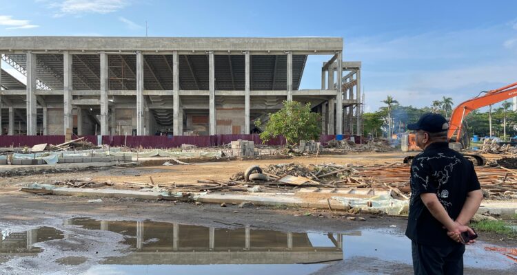 Pj Gubernur Kalbar, Harisson meninjau progres pembangunan tahap pertama Gedung Olahraga (GOR) Terpadu di Kompleks Gelora Khatulistiwa Pontianak, Sabtu (16/12/2023). (Foto: Jauhari)