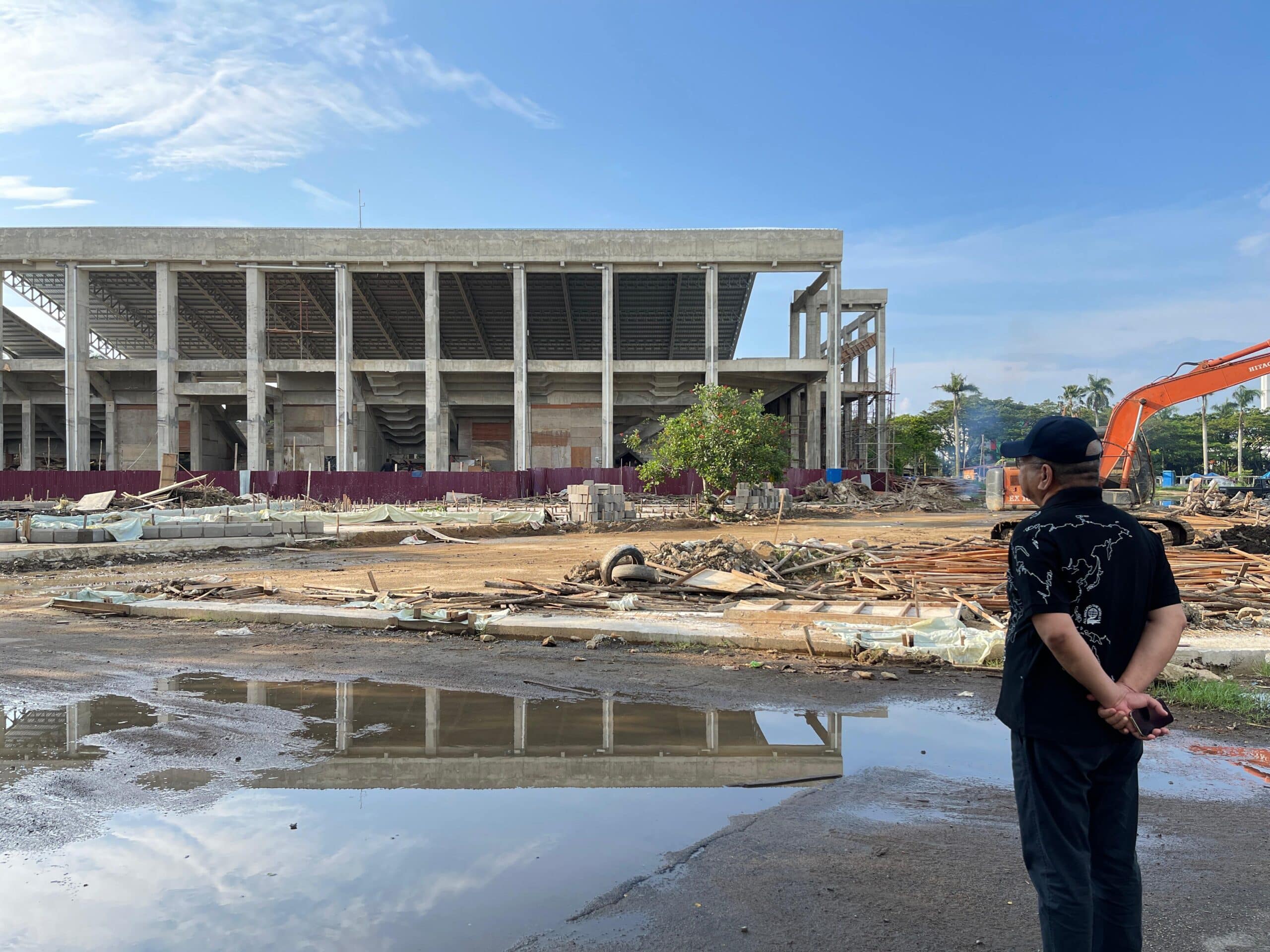 Pj Gubernur Kalbar, Harisson meninjau progres pembangunan tahap pertama Gedung Olahraga (GOR) Terpadu di Kompleks Gelora Khatulistiwa Pontianak, Sabtu (16/12/2023). (Foto: Jauhari)