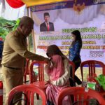Pj Gubernur Kalbar, Harisson menyapa salah satu anak di sela-sela kegiatan sosialisasi edukasi gizi cegah stunting ke para ibu di Puskesmas Mangga, Kabupaten Sanggau. (Foto: Jauhari)