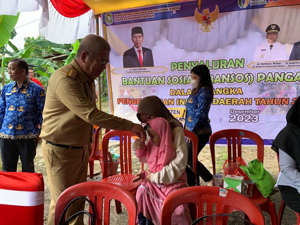 Pj Gubernur Kalbar, Harisson menyapa salah satu anak di sela-sela kegiatan sosialisasi edukasi gizi cegah stunting ke para ibu di Puskesmas Mangga, Kabupaten Sanggau. (Foto: Jauhari)