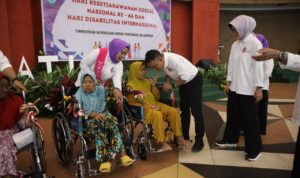 Wali Kota Pontianak, Edi Rusdi Kamtono menyerahkan secara simbolis alat bantu bagi warga penyandang disabilitas dalam rangka memperingati HKSN ke-66 dan Hari Disabilitas Internasional (HDI). (Foto: Kominfo/Prokopim Pontianak)