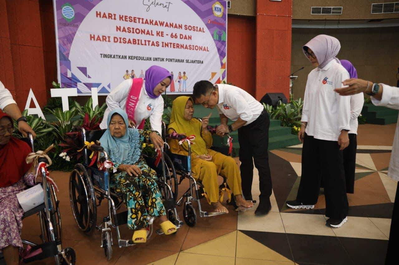 Wali Kota Pontianak, Edi Rusdi Kamtono menyerahkan secara simbolis alat bantu bagi warga penyandang disabilitas dalam rangka memperingati HKSN ke-66 dan Hari Disabilitas Internasional (HDI). (Foto: Kominfo/Prokopim Pontianak)