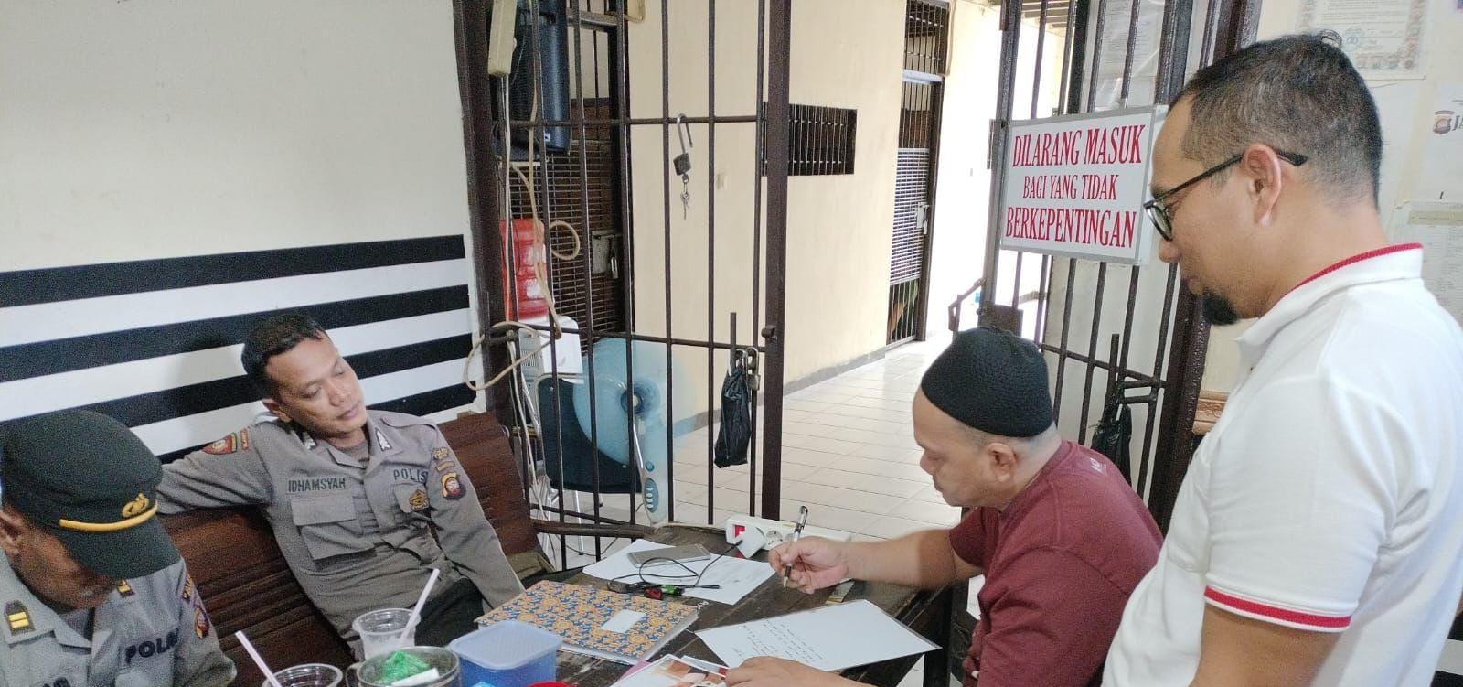 Tersangka IS (baju merah) saat menjalani masa tahanan di Polres Sekadau, didampingi Bayu Sukmadiansyah selaku pengacaranya. (Foto: Istimewa)