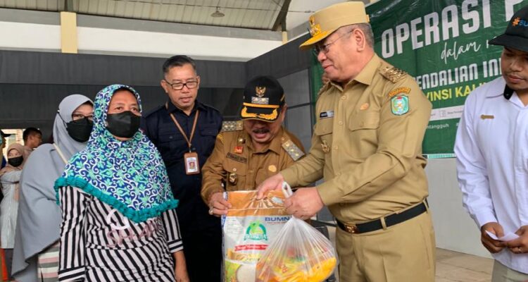 Pj Gubernur Kalbar, Harisson saat membuka operasi pasar murah di Pasar Seroja Kabupaten Sanggau. (Foto: Jauhari)