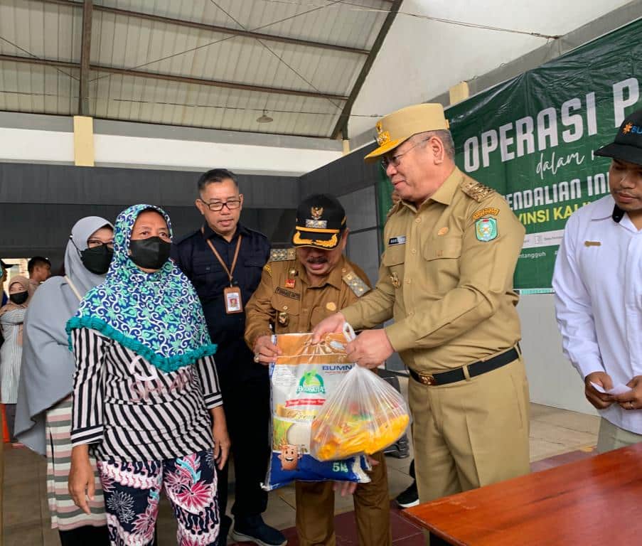 Pj Gubernur Kalbar, Harisson saat membuka operasi pasar murah di Pasar Seroja Kabupaten Sanggau. (Foto: Jauhari)