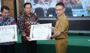 Wali Kota Pontianak, Edi Rusdi Kamtono menyerahkan piagam penghargaan kepada instansi atas dukungannya pada dunia pendidikan dan kebudayaan. (Foto: Kominfo/Prokopim Pontianak)