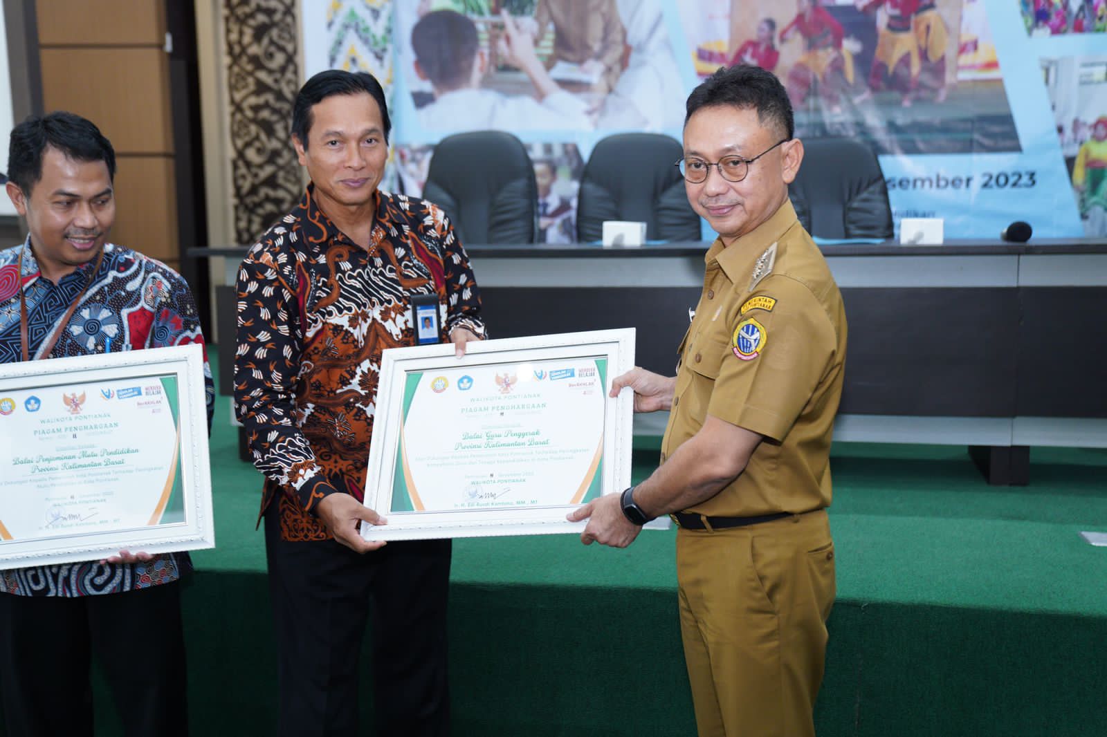 Wali Kota Pontianak, Edi Rusdi Kamtono menyerahkan piagam penghargaan kepada instansi atas dukungannya pada dunia pendidikan dan kebudayaan. (Foto: Kominfo/Prokopim Pontianak)