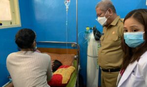 Pj Gubernur Kalbar Harisson mengunjungi pasien yang sedang dirawat di RSUD M. Th. Djaman Sanggau / DBD