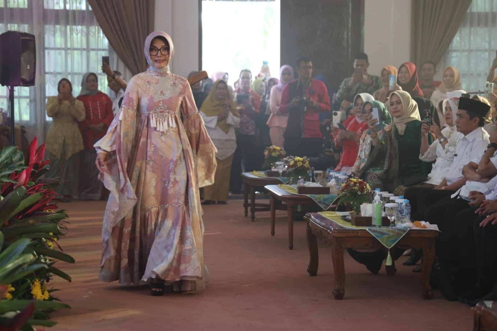 Ketua TP PKK Kota Pontianak, Yanieta Arbiastutie menjadi salah satu model fashion show yang digelar pada peringatan Hari Ibu ke-95 tahun 2023. (Foto: Prokopim/Kominfo Pontianak)