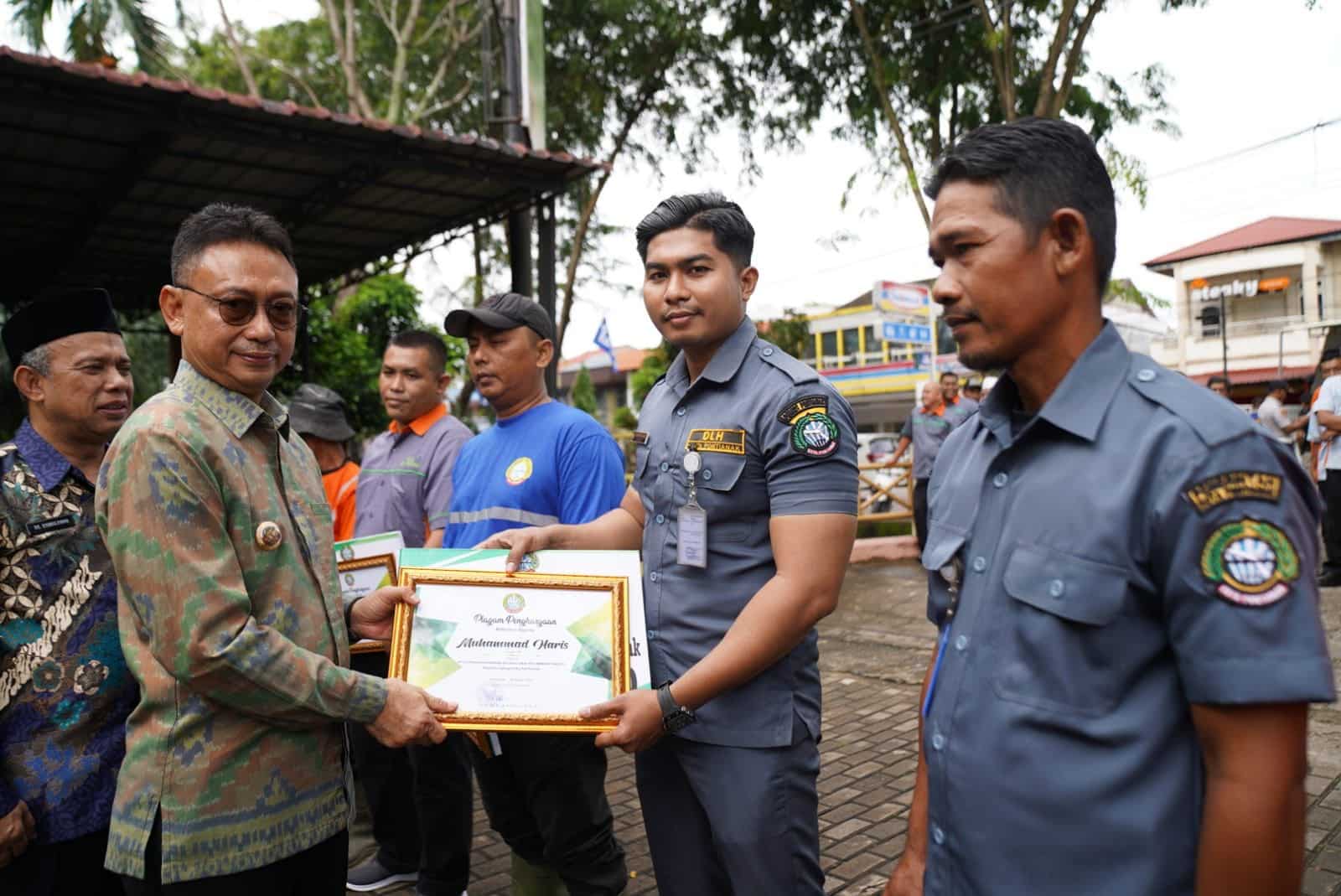Wali Kota Pontianak, Edi Rusdi Kamtono menyerahkan piagam penghargaan kepada petugas PPSU. (Foto: Kominfo/Prokopim Pontianak)