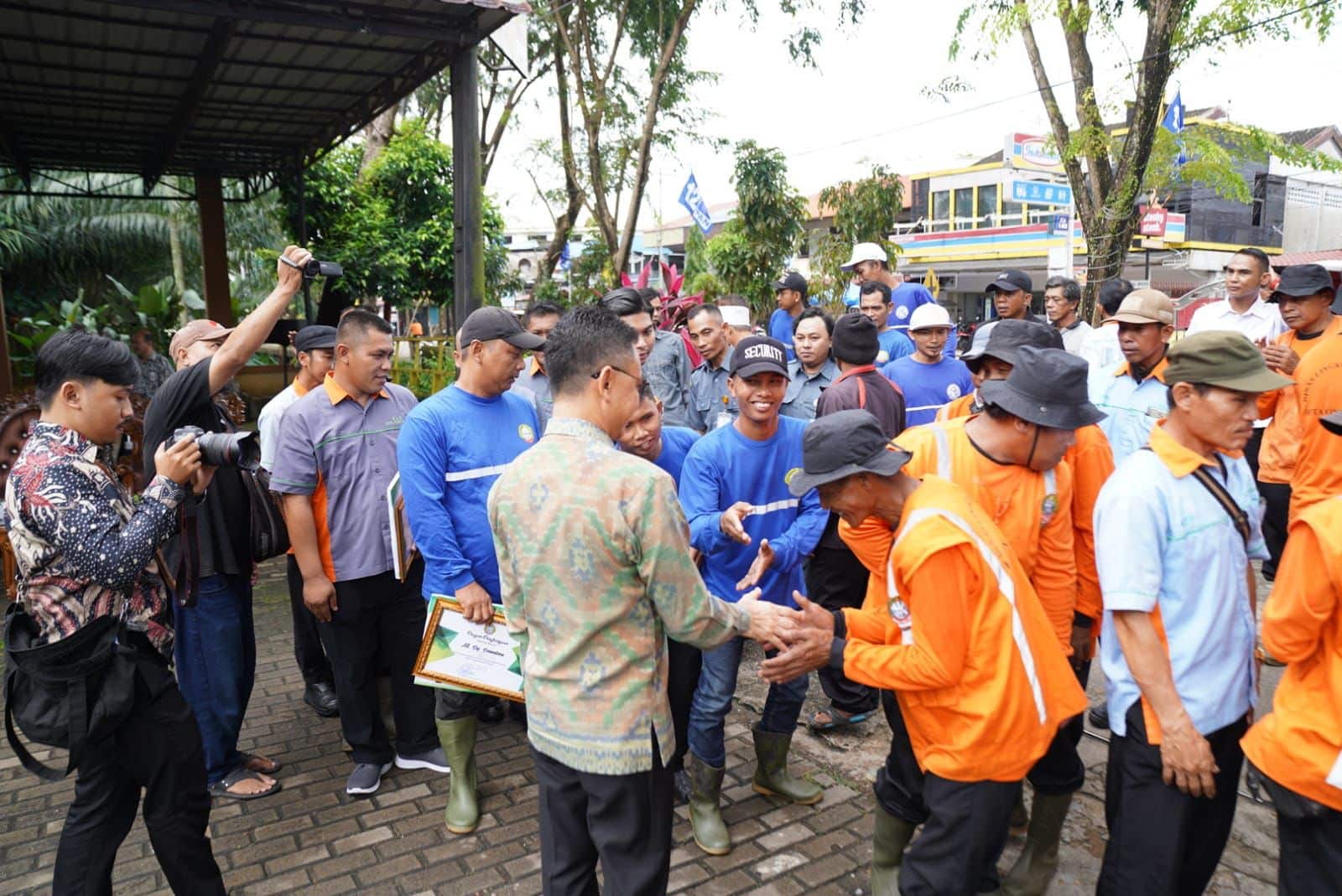 Wali Kota Pontianak, Edi Rusdi Kamtono menyapa para petugas kebersihan. (Foto: Kominfo/Prokopim Pontianak)