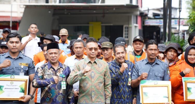 Petugas kebersihan penerima penghargaan berfoto bersama Wali Kota Pontianak, Edi Rusdi Kamtono. (Foto: Kominfo/Prokopim Pontianak)