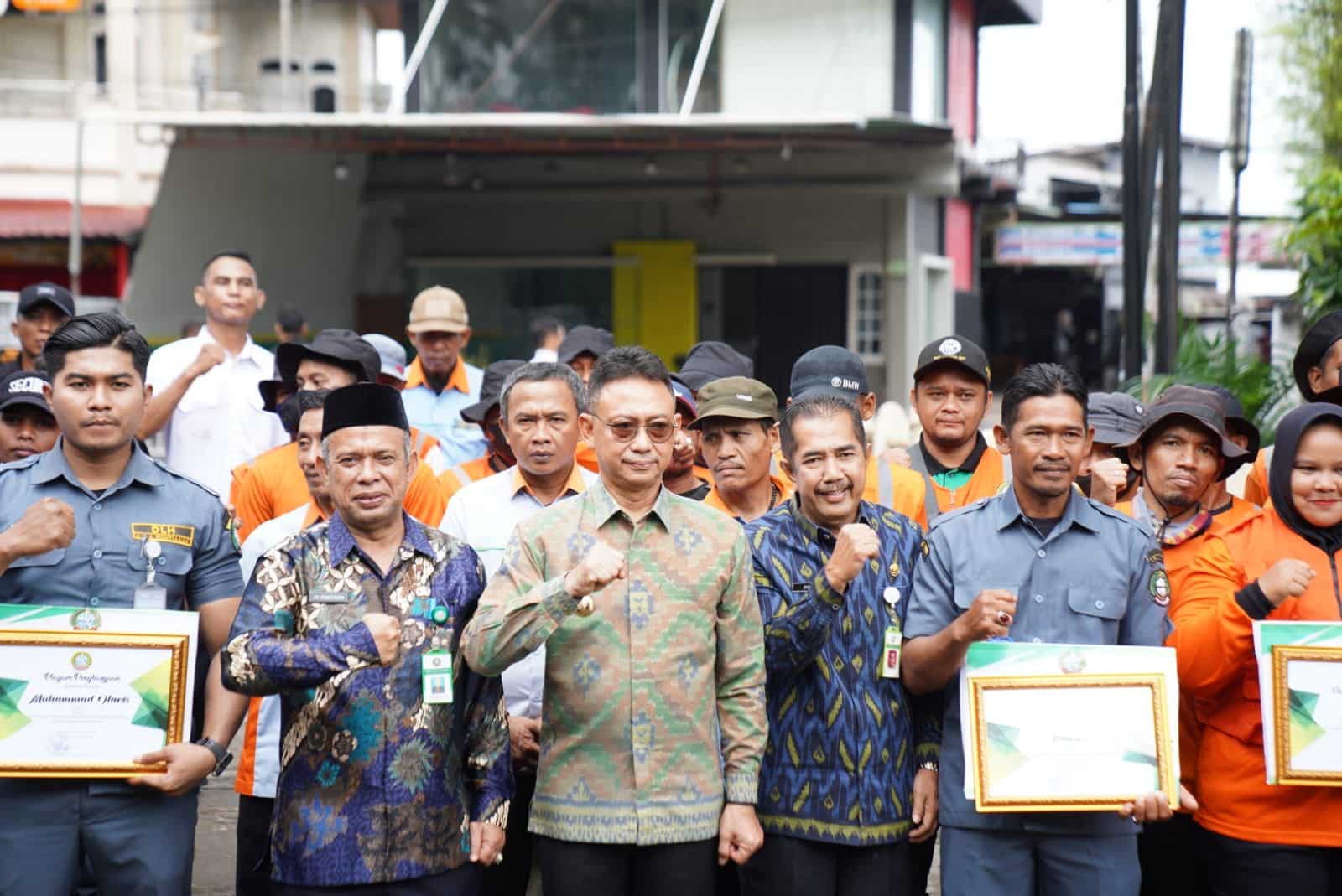 Petugas kebersihan penerima penghargaan berfoto bersama Wali Kota Pontianak, Edi Rusdi Kamtono. (Foto: Kominfo/Prokopim Pontianak)