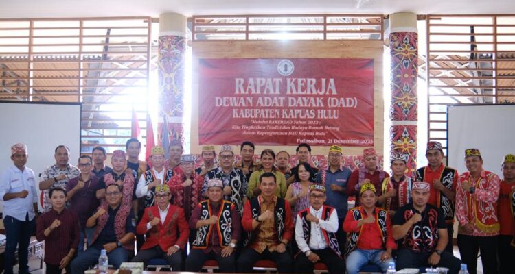 Foto bersama peserta Rapat Kerja Dewan Adat Dayak Kabupaten Kapuas Hulu. (Foto: Ishaq/KalbarOnline.com)