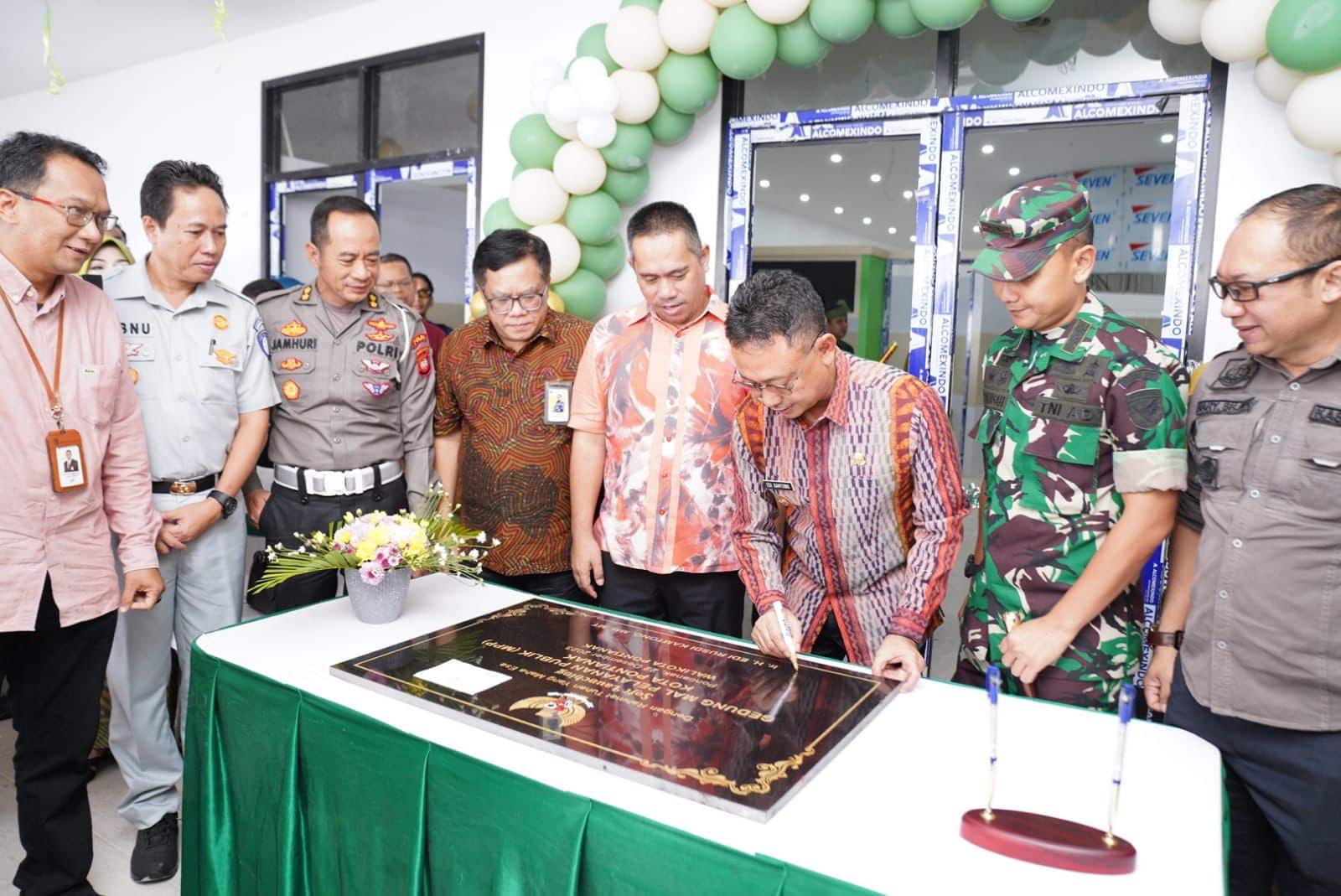 Wali Kota Pontianak, Edi Rusdi Kamtono menandatangani prasasti soft launching di Gedung Mal Pelayanan Publik. (Foto: Kominfo/Prokopim Pontianak)