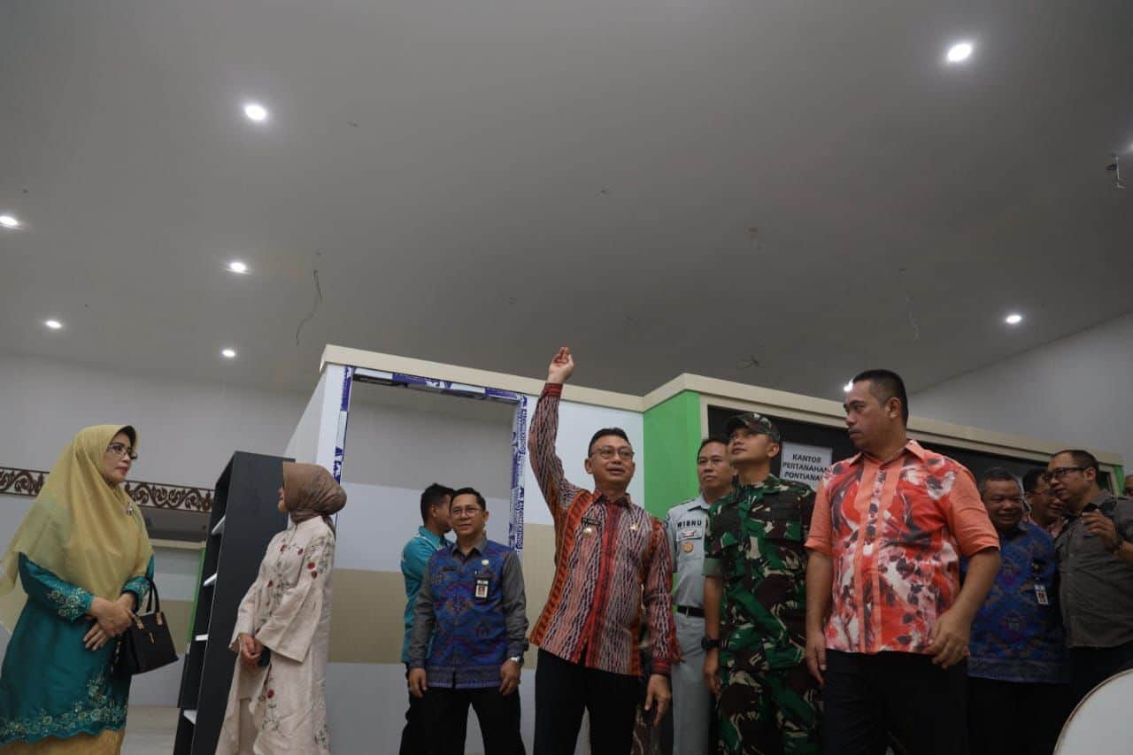 Wali Kota Pontianak, Edi Rusdi Kamtono bersama tamu undangan meninjau Gedung Mal Pelayanan Publik. (Foto: Kominfo/Prokopim Pontianak)