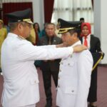 Pj Gubernur Kalbar, Harisson memasangkan tanda pangkat kepada Pj Wali Kota Pontianak, Ani Sofian. (Foto: Prokopim/Kominfo Pontianak)