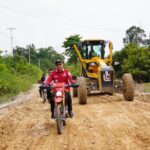 Bupati Kapuas Hulu, Fransiskus Diaan meninjau pembangunan ruas jalan Nanga Kantuk - Sungai Antu Puring Kencana. (Foto: Ishaq/ KalbarOnline.com)