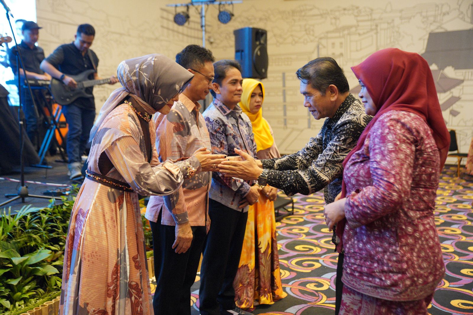 Pj Wali Kota Pontianak, Ani Sofian berjabat tangan dengan Edi Rusdi Kamtono dan Bahasan didampingi istri saat malam ramah tamah dan pisah sambut. (Foto: Prokopim Pontianak)