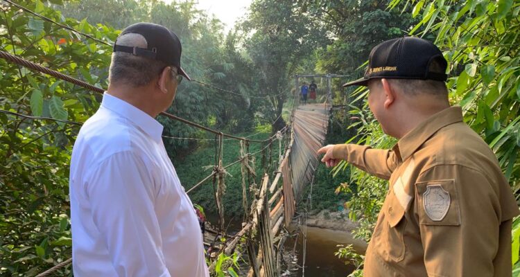 Penjabat (Pj) Gubernur Kalimantan Barat (Kalbar) Harisson turun langsung mengecek ke lokasi robohnya Jembatan Gantung Sungai Jambu, di Dusun Jambu Pokoh, Desa Jambu Tembawang, Kecamatan Air Besar, Kabupaten Landak, Sabtu (23/12/2023). (Foto: Jauhari)