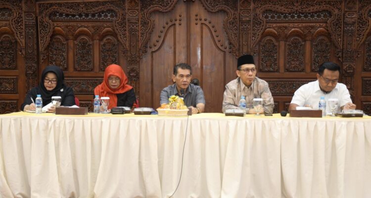 Rapat koordinasi di Aula Rumah Jabatan Wali Kota Pontianak, Jalan Abdurrahman Saleh, Selasa (26/12/2023). (Foto: Kominfo Pontianak)