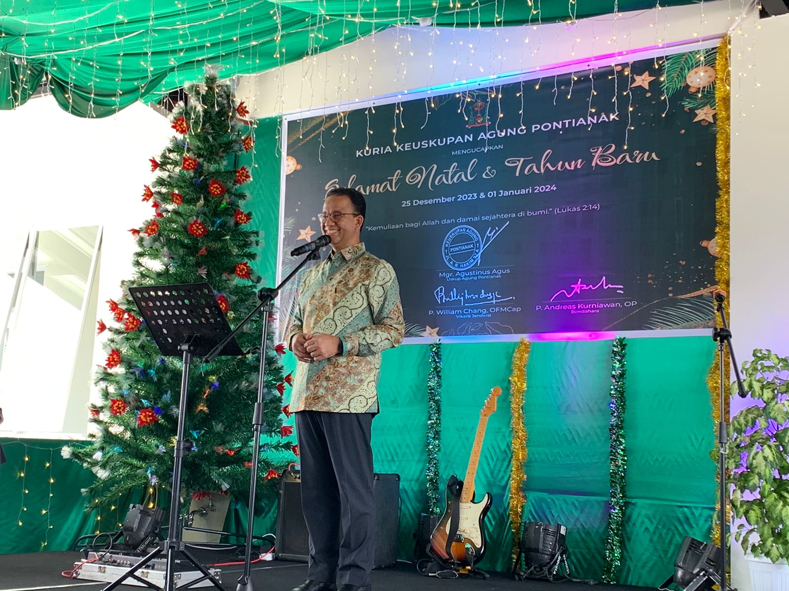 Calon presiden Anies Baswedan melakukan Safari Natal ke Wisma Keuskupan Agung, Kota Pontianak, Kalimantan Barat, Selasa (26/12/2023). (Foto: Indri)