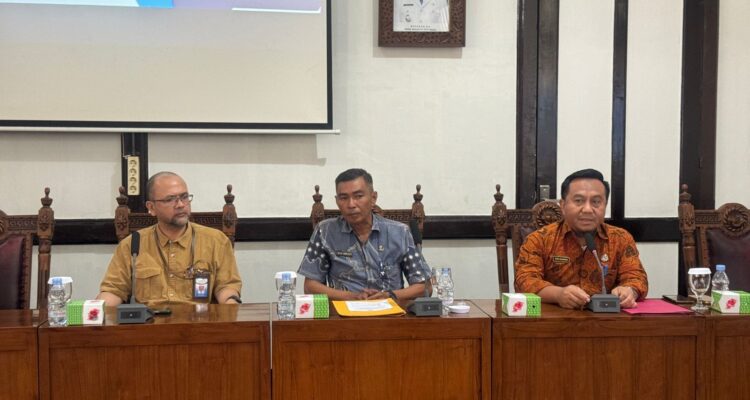 Rapat evaluasi di Aula Bappeda Kota Pontianak, Kamis (28/12/23). (Foto: Prokopim Pontianak)