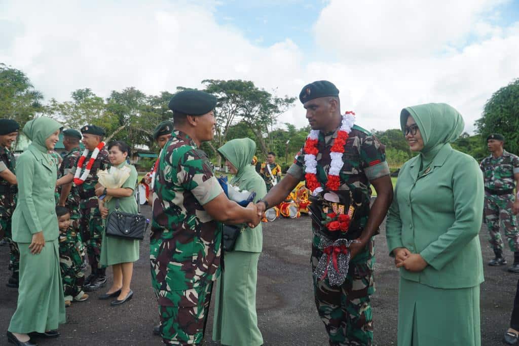 Prosesi penyambutan prajurit Yonif 644/Wls yang kembali dari pelaksanaan tugas operasi Pamobvitnas PTFI di wilayah Papua Tengah yang tergabung dalam (BP) Yonif 631/Antang Satgas. (Foto: Ishaq)