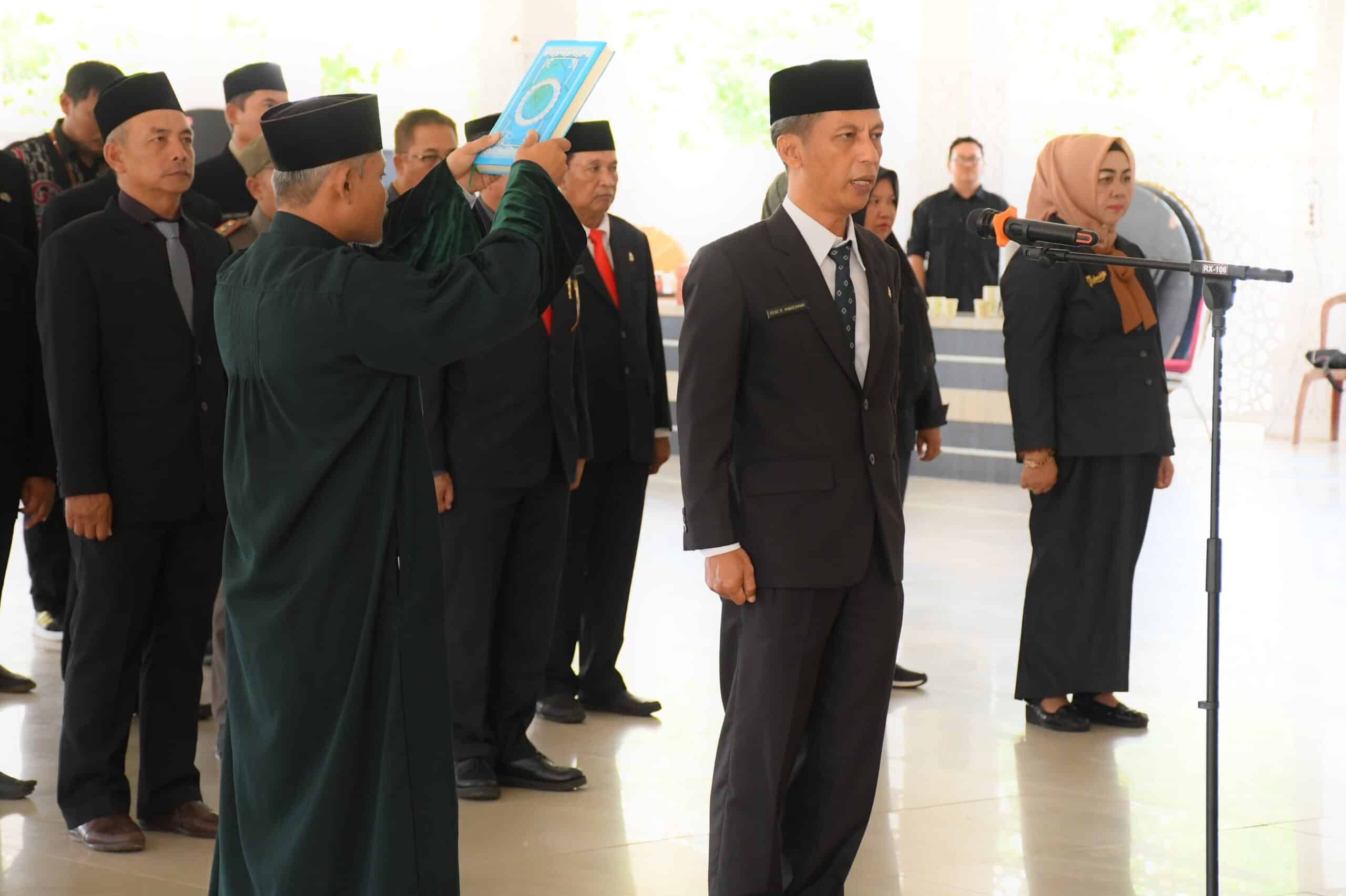 Penjabat (Pj) Bupati Kayong Utara, Romi Wijaya pimpin pelantikan Rene Rienaldy sebagai Pj Sekretaris Daerah Kabupaten Kayong Utara, di Aula Istana Rakyat, Sukadana, Jumat (29/12/2023). (Foto: Prokopim)
