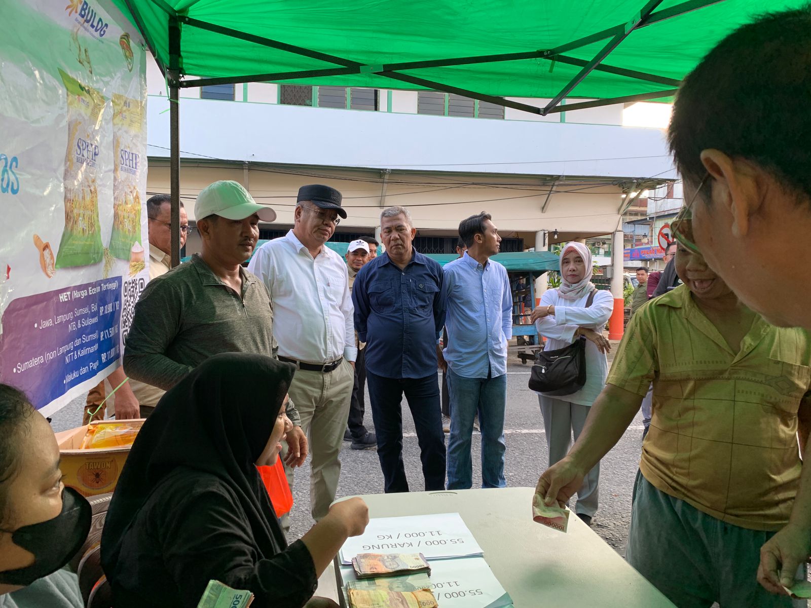 Pj Gubernur Kalbar, Harisson memantau jalannya operasi pasar yang digelar di Pasar Beringin, Jalan Salman Diman, Minggu (31/12/2023). (Foto: Jauhari)