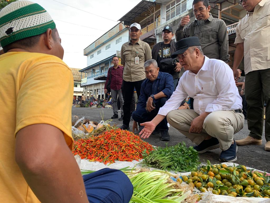 Penjabat (Pj) Gubernur Provinsi Kalbar, Harisson berbincang dengan pedagang Pasar Beringin Kota Singkawang, Minggu (31/12/2023) pagi. (Foto: Jauhari)
