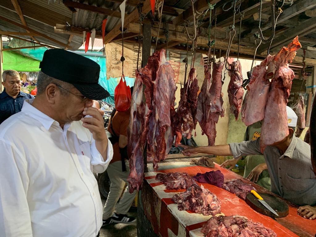 Penjabat (Pj) Gubernur Provinsi Kalbar, Harisson berbincang dengan pedagang Pasar Beringin Kota Singkawang, Minggu (31/12/2023) pagi. (Foto: Jauhari)