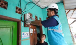Petugas PLN melakukan penggantian kWh meter ke smart meter di salah satu rumah pelanggan, Fahri (34) di Tebet, Jakarta Selatan. (Foto: PT PLN)