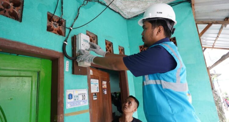 Petugas PLN melakukan penggantian kWh meter ke smart meter di salah satu rumah pelanggan, Fahri (34) di Tebet, Jakarta Selatan. (Foto: PT PLN)