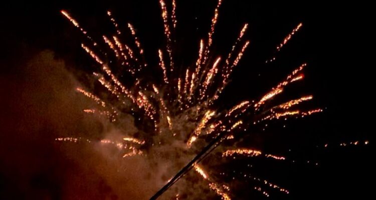 Kembang api perayaan Tahun Baru 2024. (Foto: Prokopim Pontianak)